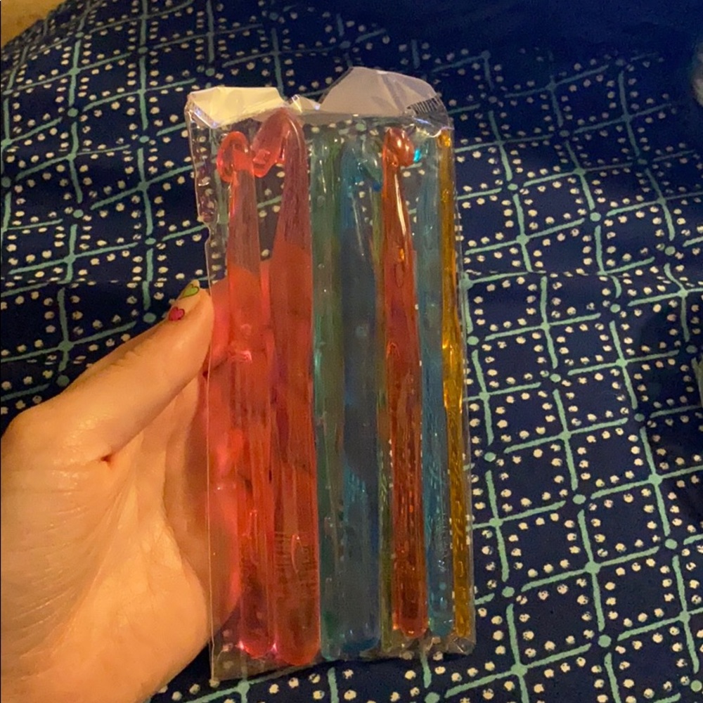 9 Luxbon Acrylic Crochet Hooks